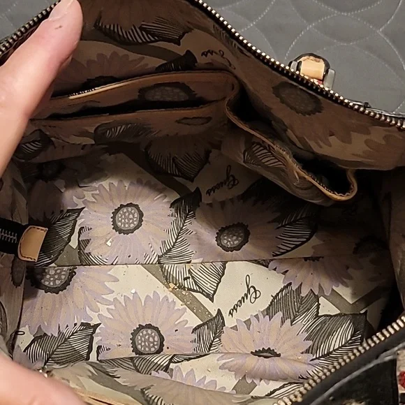 Guess purse - Picture 4 of 14